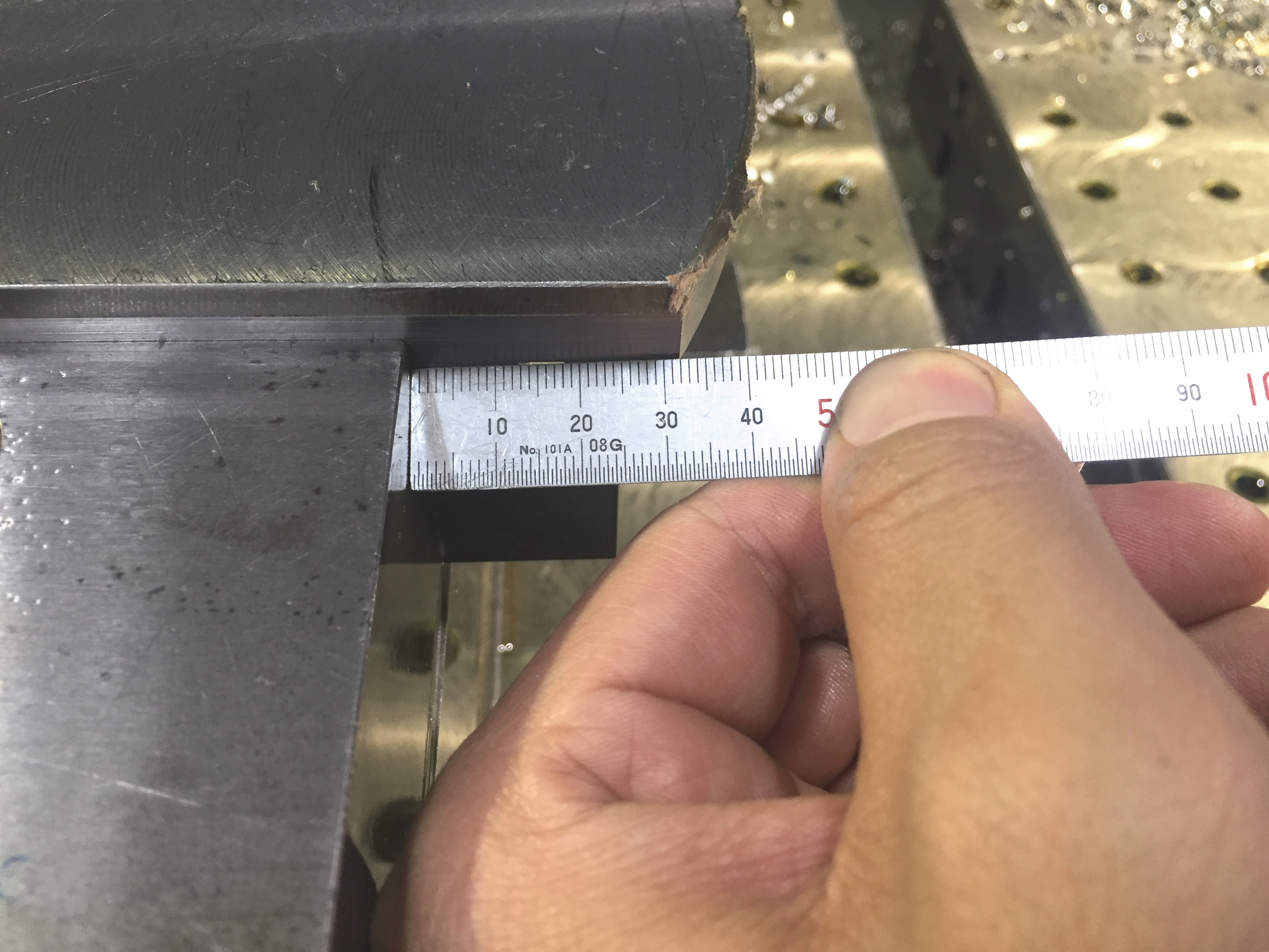 直尺を使って幅の測定作業02