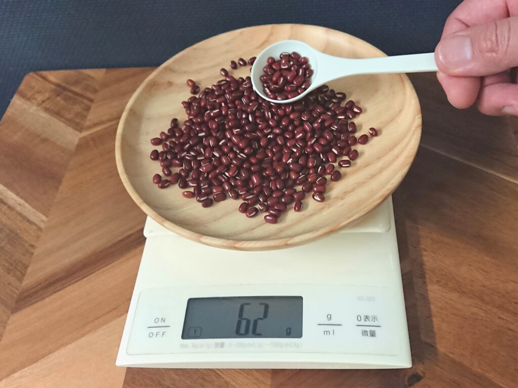 キッチンスケールを使って赤飯を作るのに使うあずきの計量