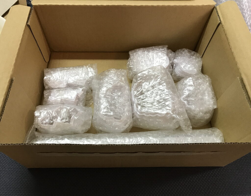 クッション材に巻かれた商品の梱包作業