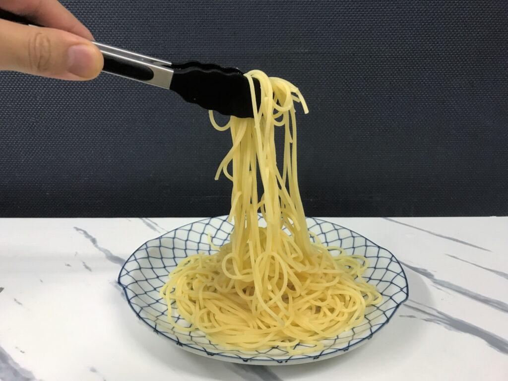 トングを使って茹でたスパゲッティを盛り付ける02