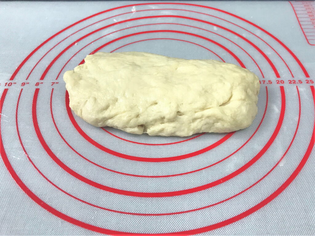 バターが全体に混ざるようにこねたパン生地03