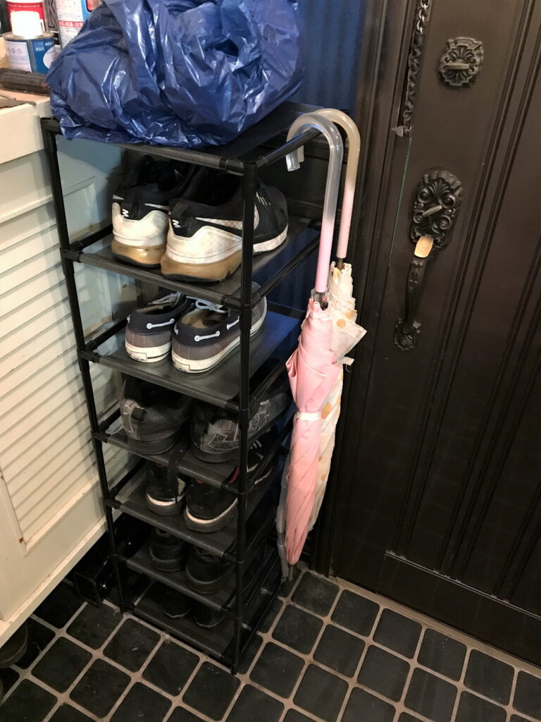 玄関に置かれたプラスチックと不織布の下駄箱02