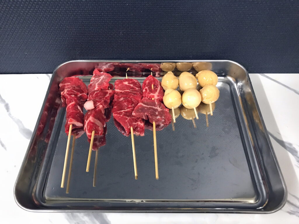 鉄板焼き用の牛肉とにうずらの煮卵の串焼き