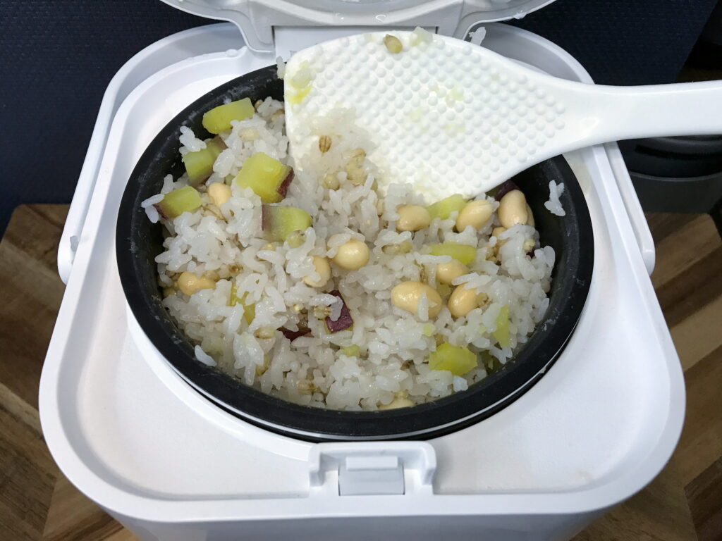 2合炊き用の炊飯器で炊いた大豆とサツマイモの炊き込みご飯02