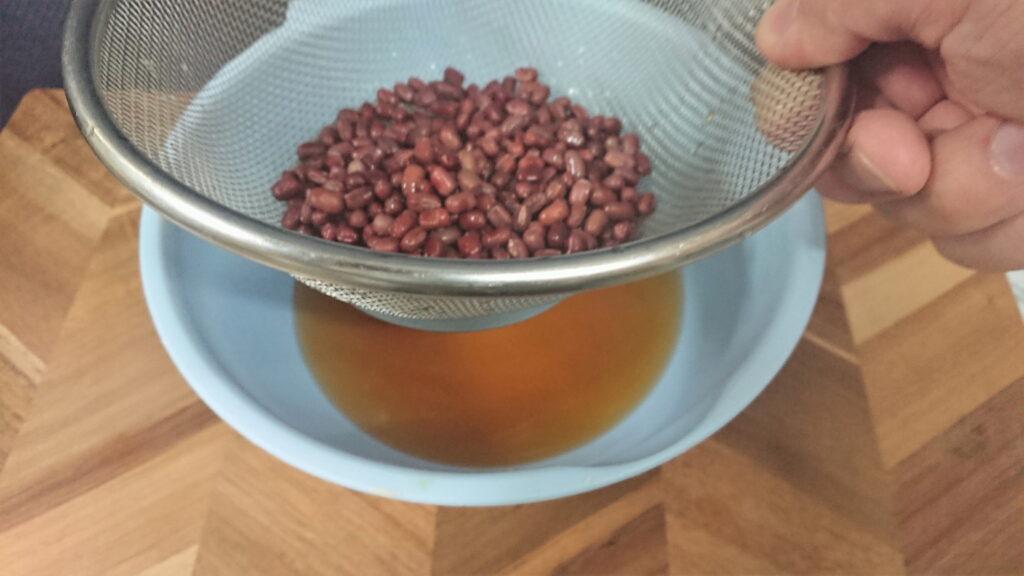 フライパンで茹でた小豆を小豆と茹で汁に分ける05