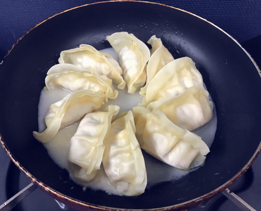 冷凍餃子をフライパンで焼くときに水溶き小麦粉を入れる02