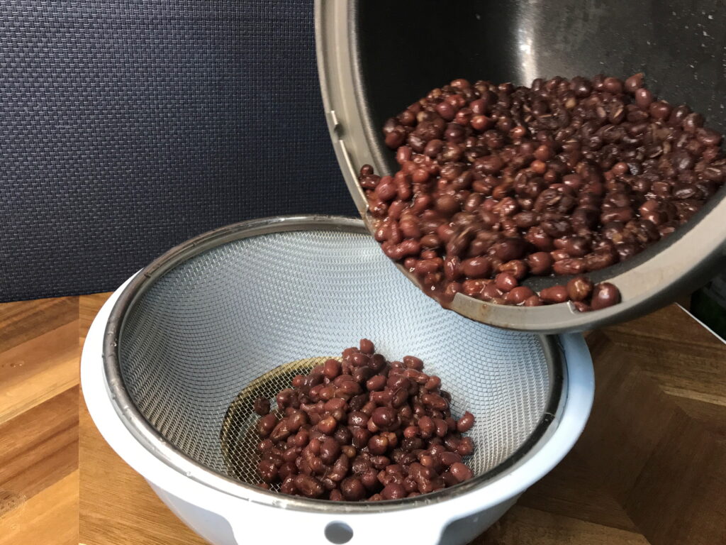 加圧の終わった小豆を小豆と茹で汁に分ける02