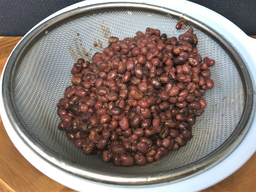 加圧の終わった小豆を小豆と茹で汁に分ける03