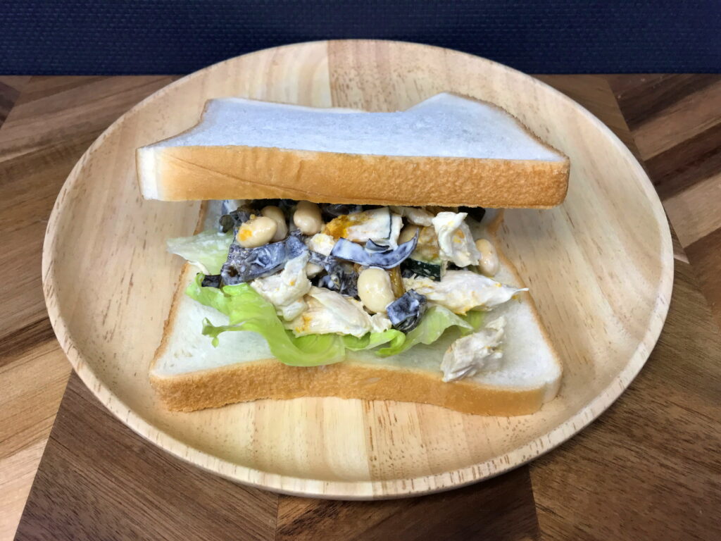 大豆とカボチャとキクラゲと鶏肉のマヨネーズ和えのサンドウィッチ