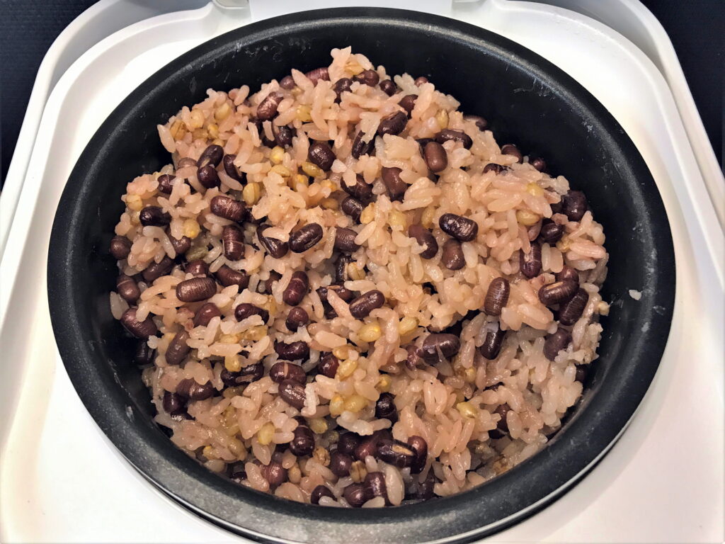 白米ともち麦で炊いたもち米を使わない赤飯03