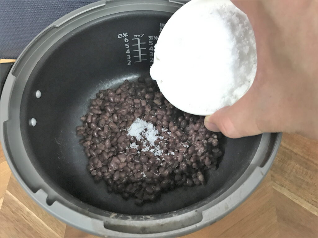 茹で汁を捨てた湯であずきに砂糖を加える