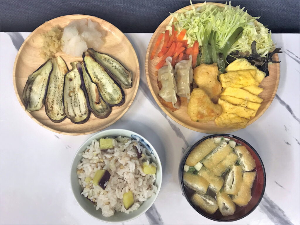 晩御飯のさつまいもの炊き込みご飯とみそ汁とおかず02